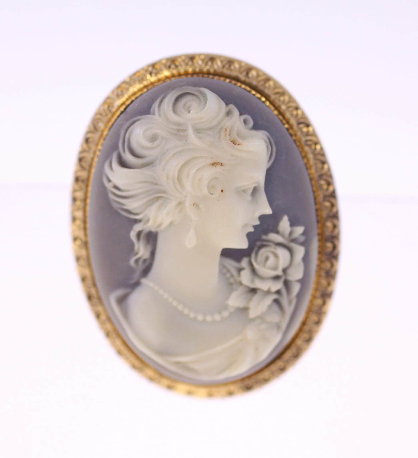 Carved cameo brooch or pendant