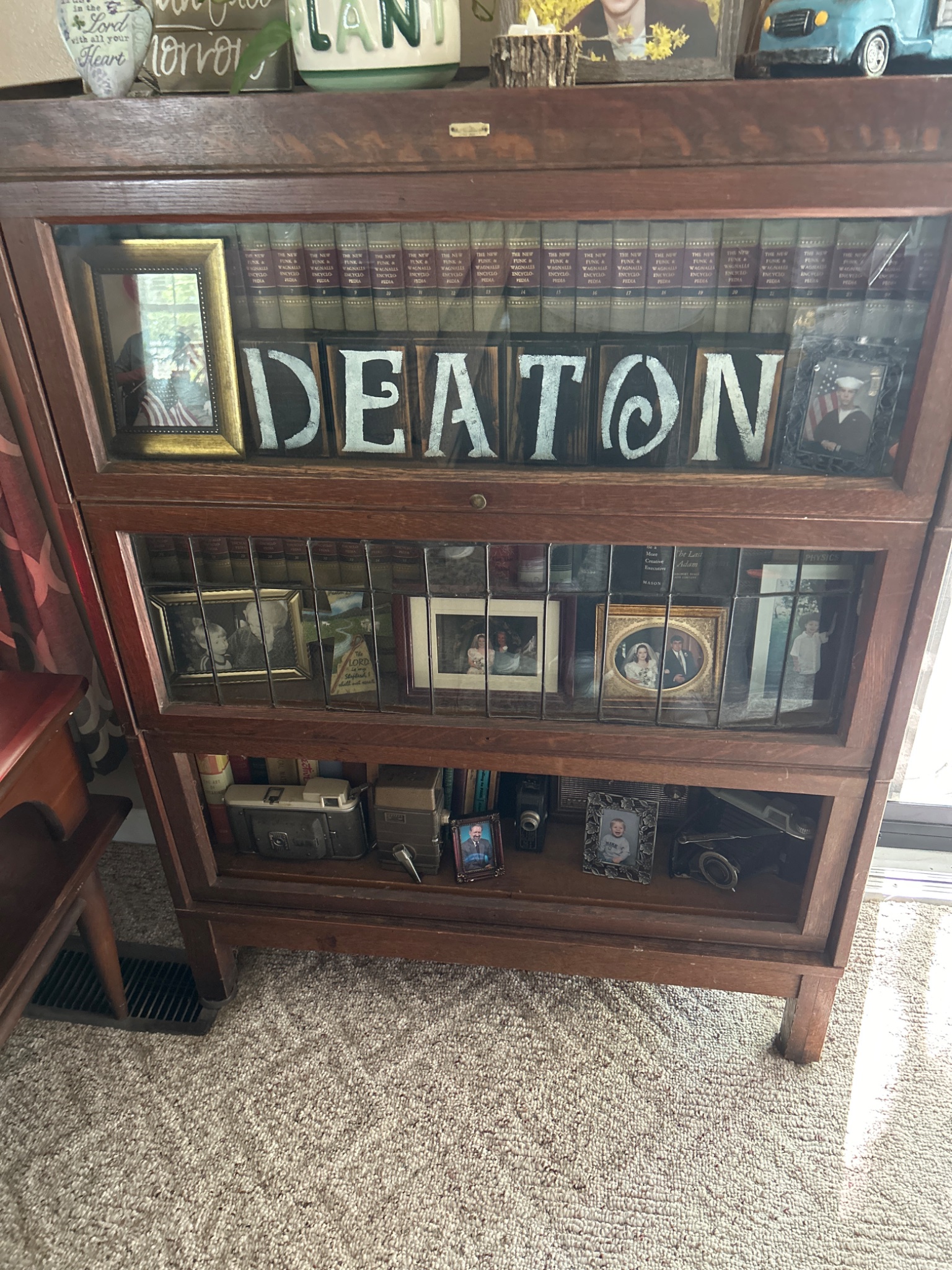 Wooden glass-front bookcase / display cabinet